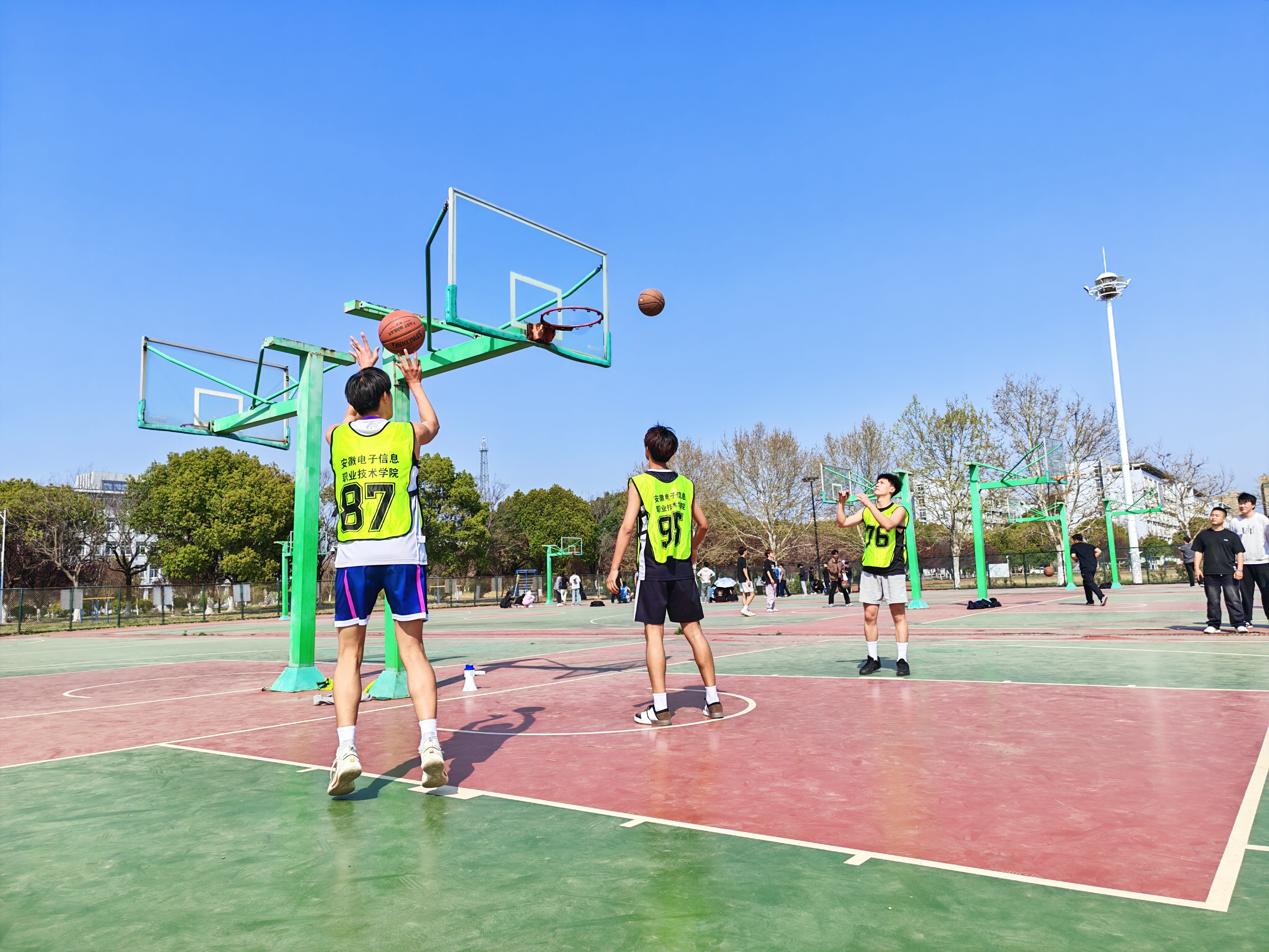 机电工程学院成功举办三人两球投篮接力比赛