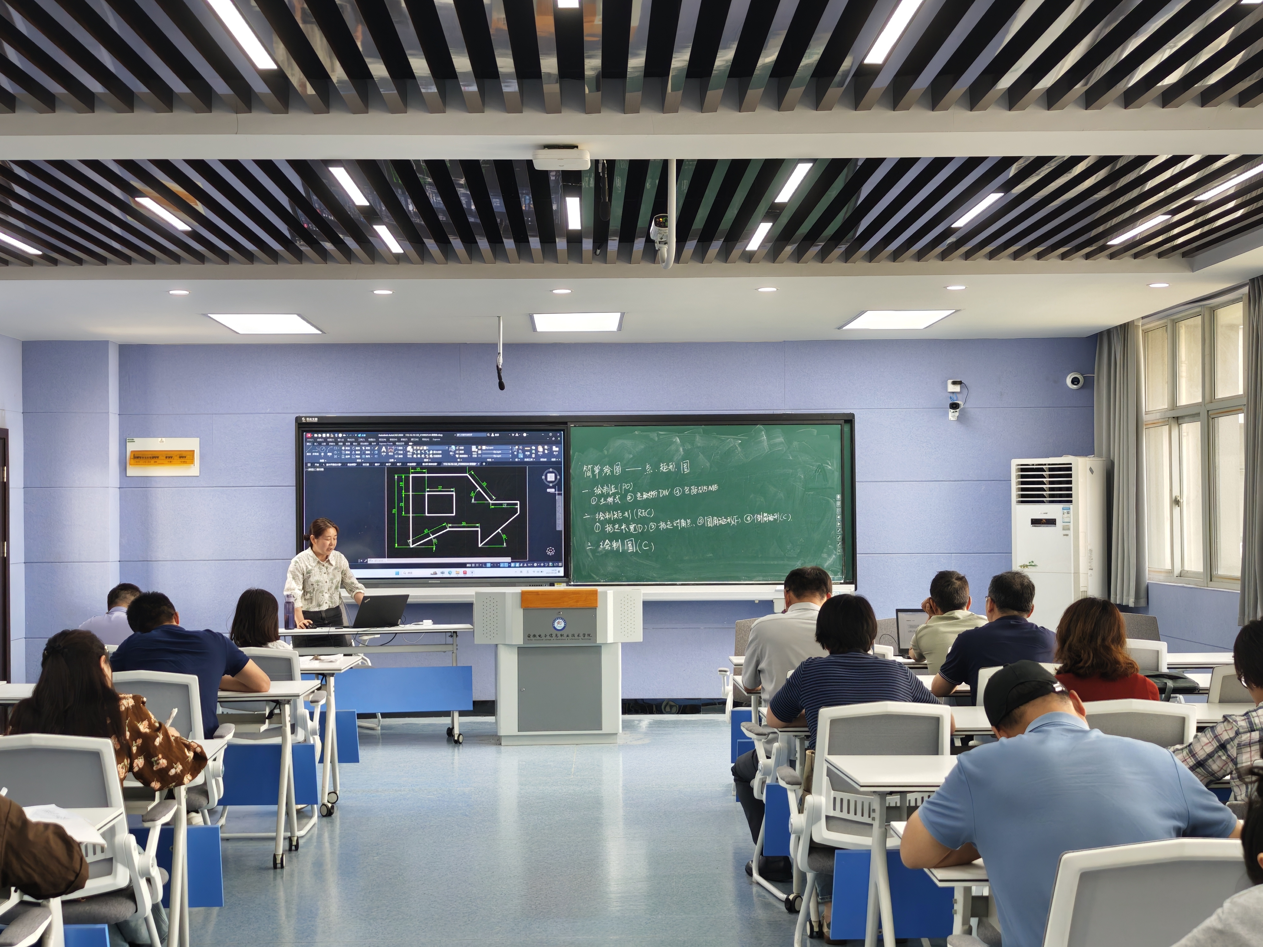 信息工程学院开展2025年春季学期第3次教学示范公开课观摩活动